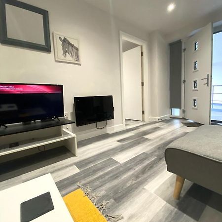 Vibrant 2 Bedroom Apartment - Bhx Airport Sheldon  ภายนอก รูปภาพ